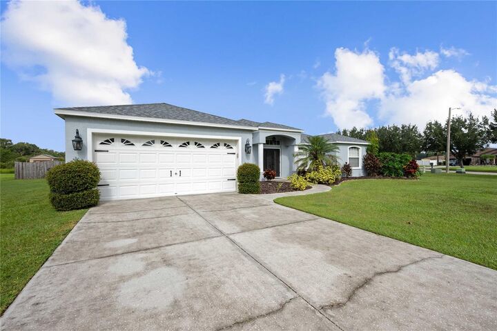 Property Photo:  1552 Avondale Ridge Drive  FL 33567 