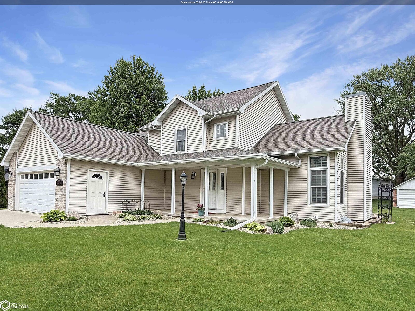 Property Photo:  2009 Briardale Drive  IA 50126 