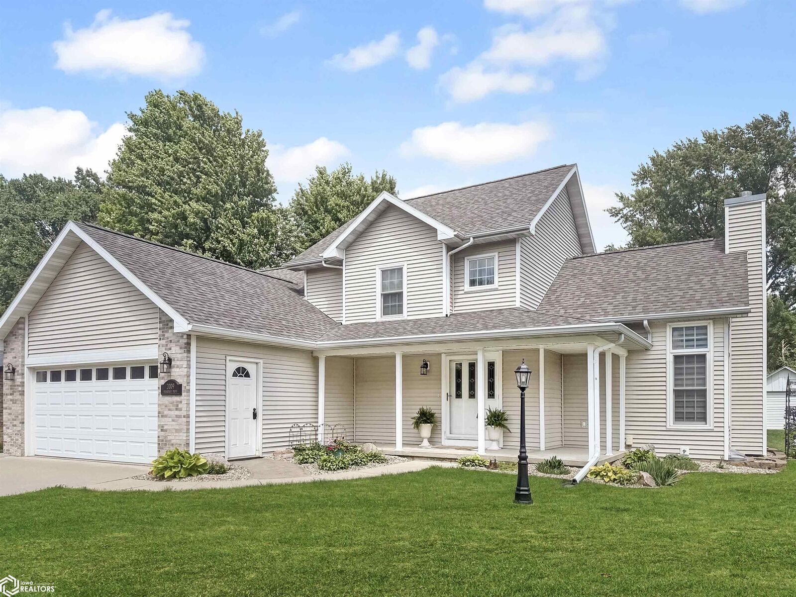 Property Photo: 2009 Briardale Drive IA 50126