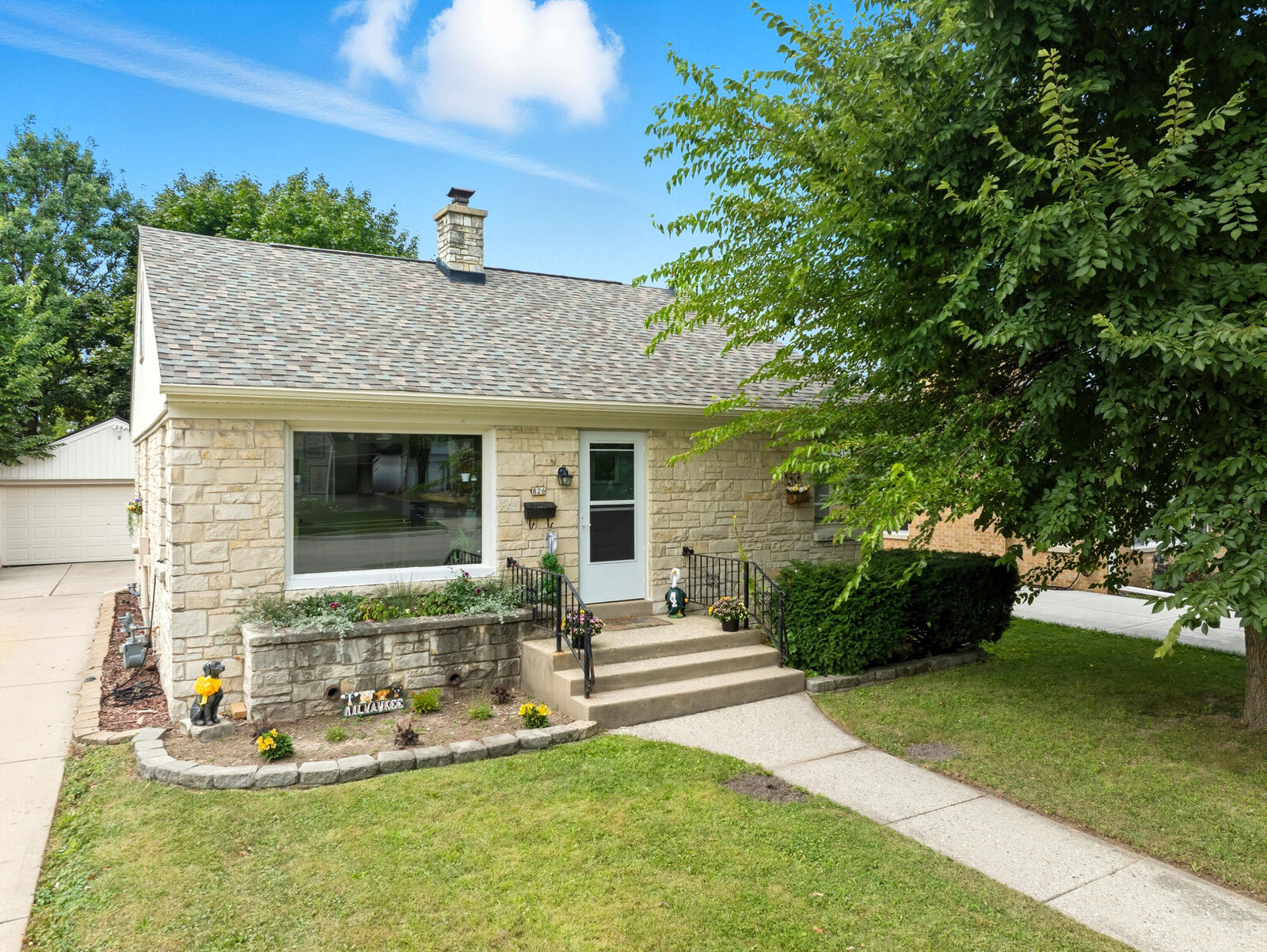 Property Photo:  826 N Oakwood Ave  WI 53066 
