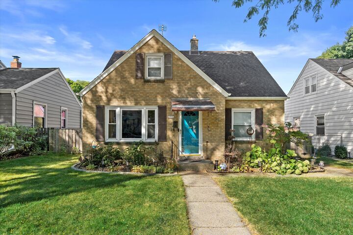 Property Photo:  2771 N 81st St  WI 53222