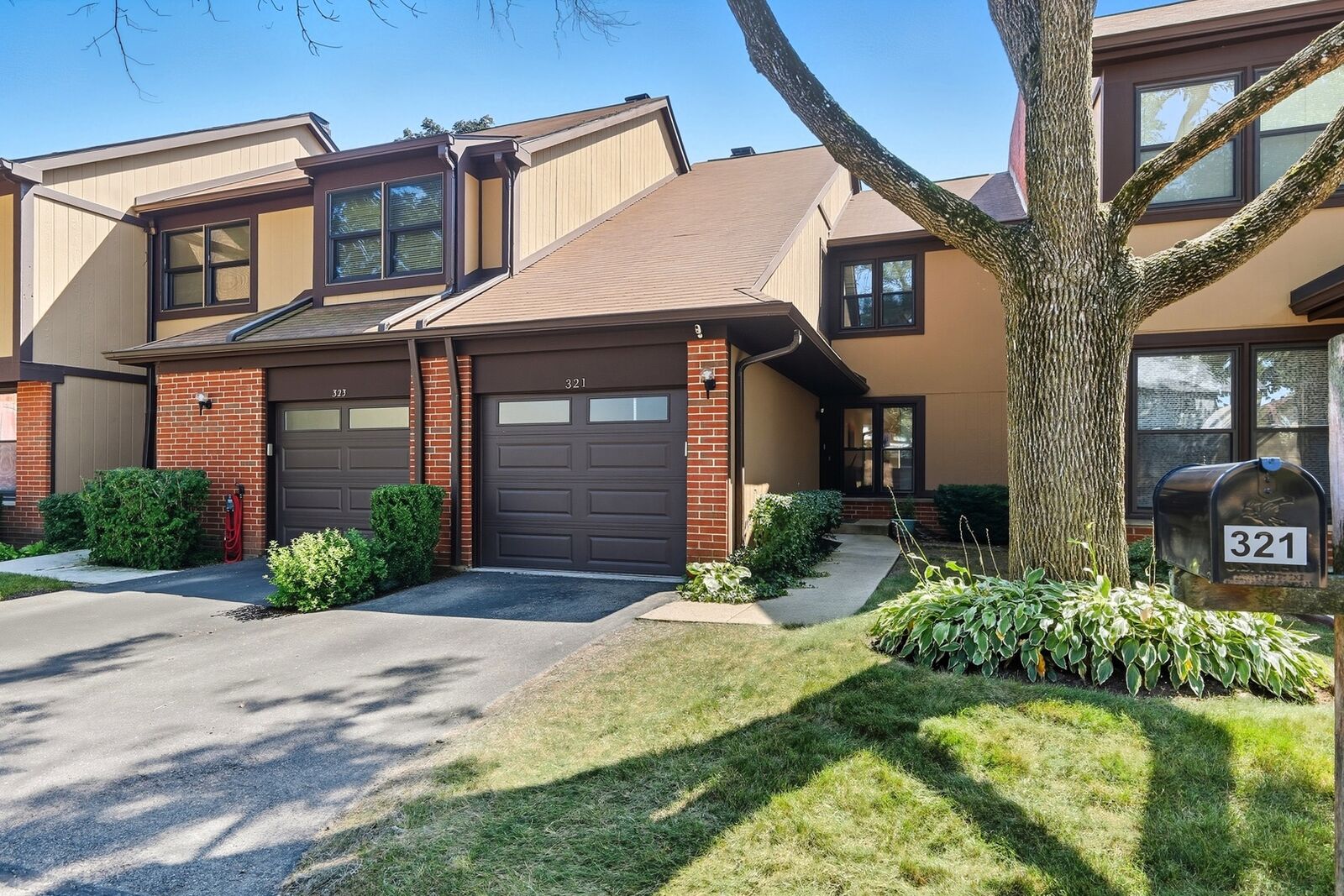 Property Photo:  321 Forestway Lane  IL 60090 