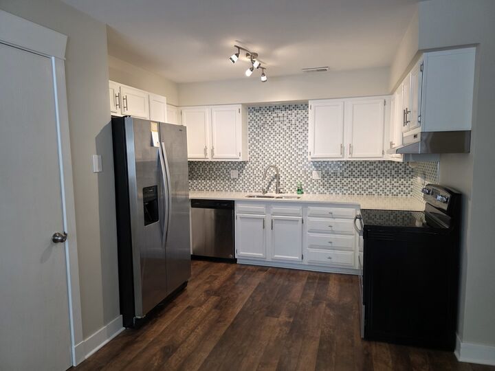 Property Photo:  712 W Highland Avenue 4  IL 60123