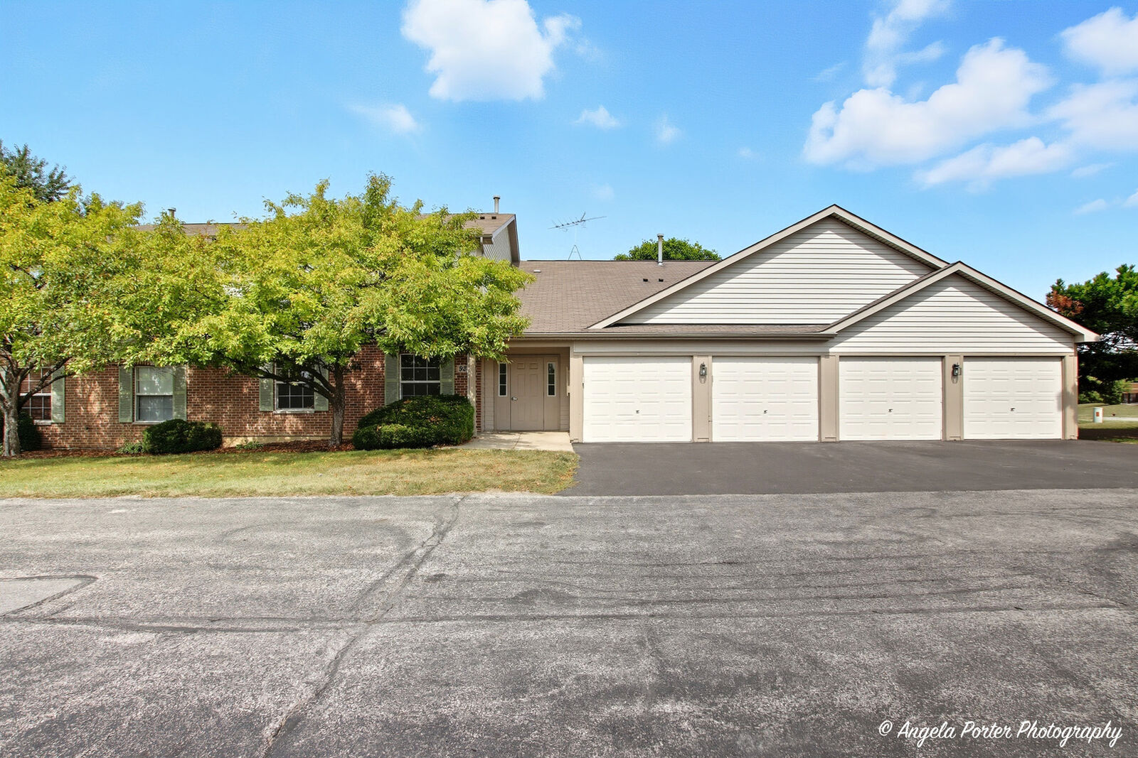 Property Photo: 924 N Village Drive 2 IL 60073
