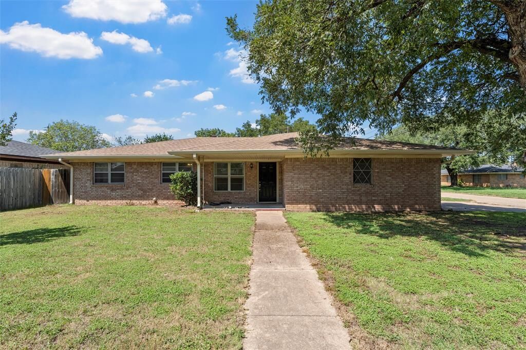 Property Photo:  409 Delview Drive  TX 76705 