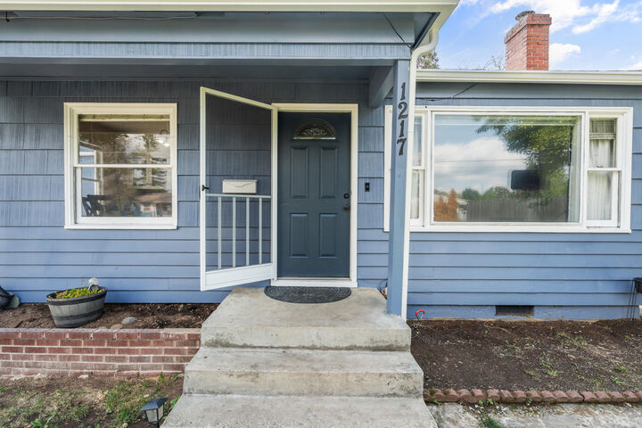 Property Photo:  1217 Murray Avenue  OR 97501 