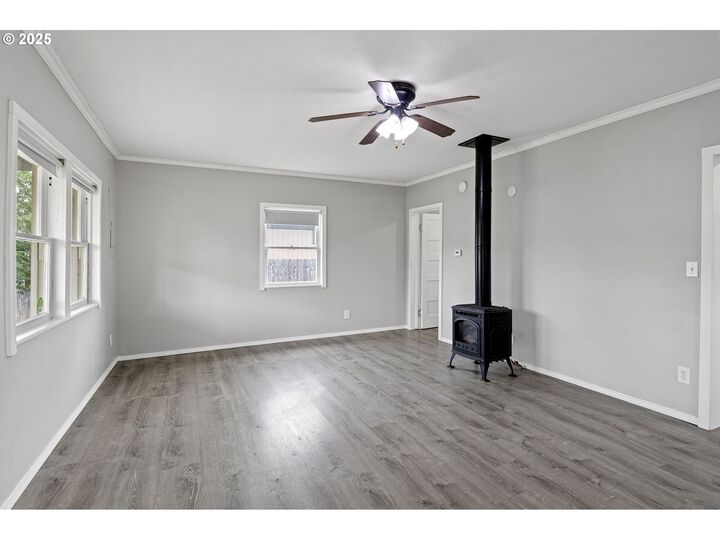 Property Photo:  221 S 11th St  OR 97424 