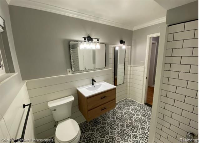 Property Photo:  835 Harcourt Road  MI 48230 