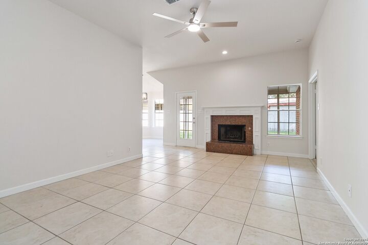 Property Photo: 6050 Wilde Gln TX 78240
