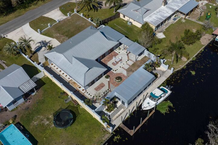 Property Photo: 147 Park Dr FL 32189