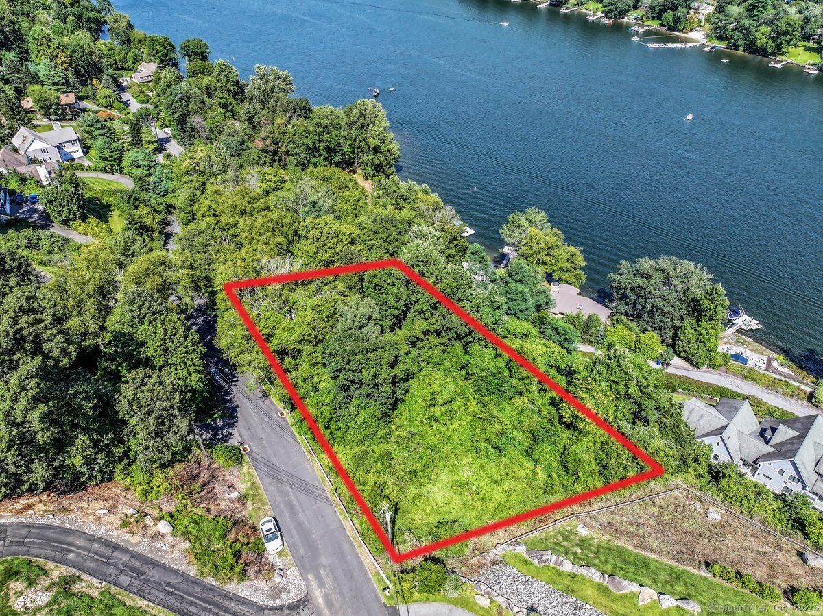 Property Photo:  22 Candlewood Common  CT 06776 
