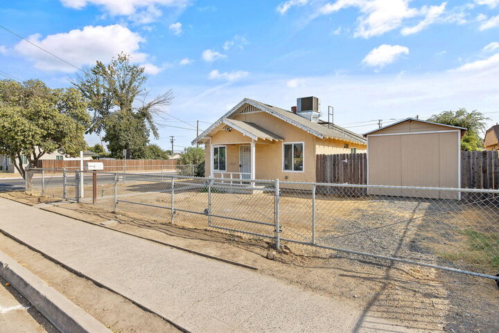 Property Photo: 1009 W Goshen Avenue CA 93291