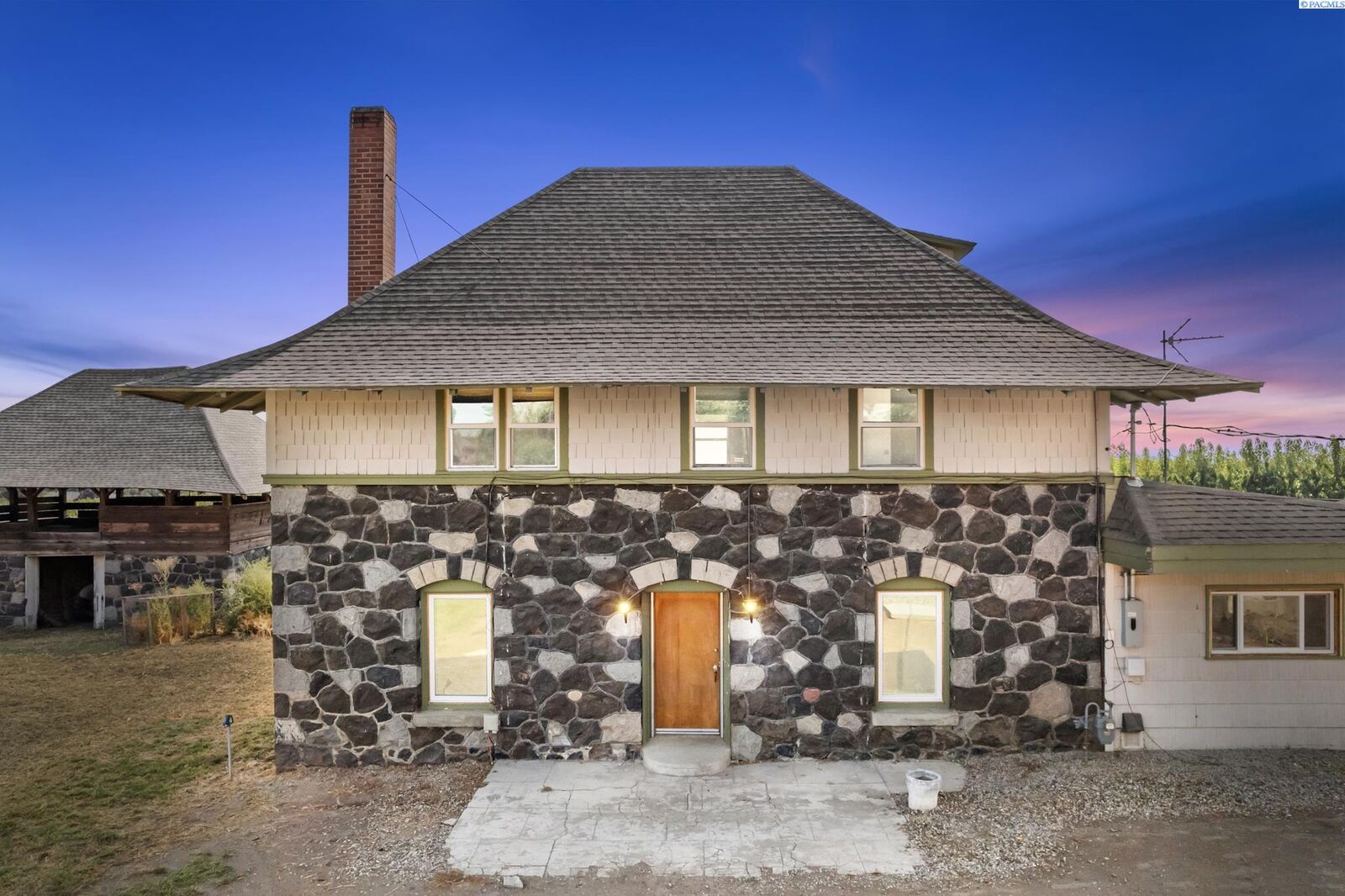 Property Photo:  330 Walnut Lane  WA 98930-9226 
