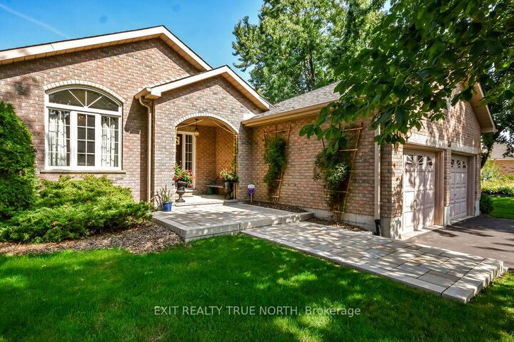 Photo de la propriété: 28 Nicholson Crescent ON L9X 0G9