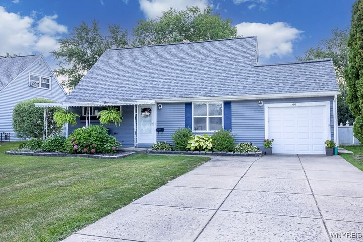 Property Photo:  44 Woodlee Lane  NY 14072 