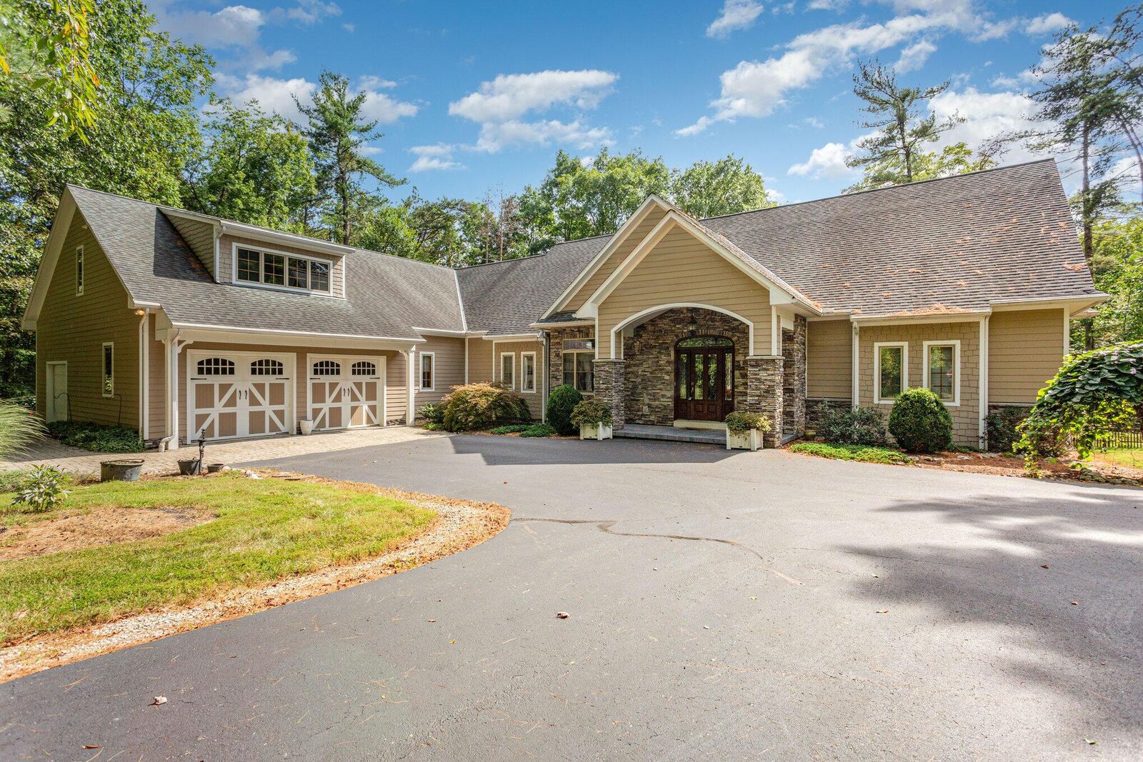 Property Photo:  2130 Arapahoe Lane  OH 43107 