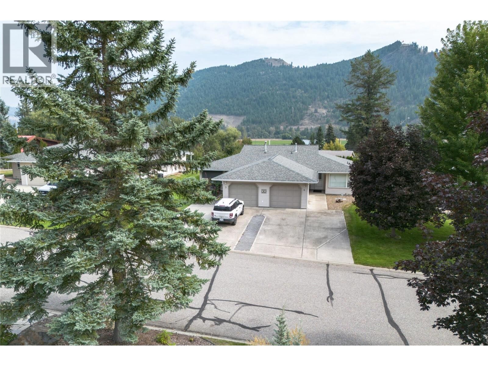 Property Photo:  2675 Pine Avenue 4  BC V0E 2G5 