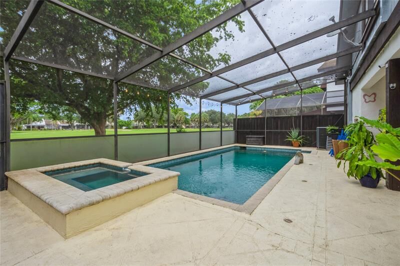 Property Photo:  1400 W Sandpiper Cir  FL 33026 