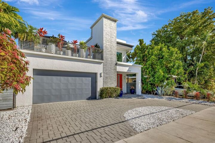 Property Photo:  2502 NE 6th Ave  FL 33305 