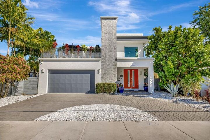 Property Photo:  2502 NE 6th Ave  FL 33305 