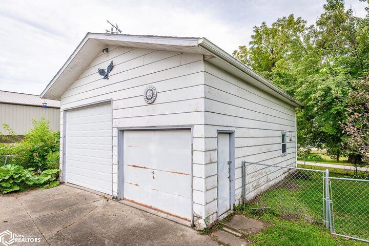 Property Photo:  714 W Madison Street  IA 50158 