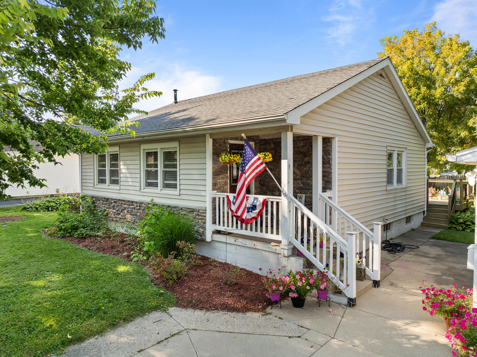 Property Photo:  727 Rogers Ct  WI 53147 