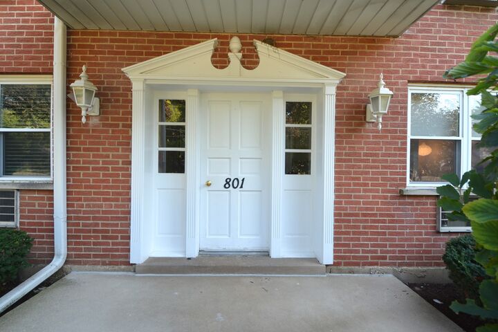 Property Photo:  801 E Miner Street 1A  IL 60004 