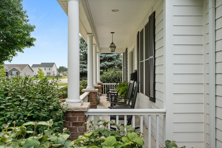 Property Photo: 533 Fairway Lane IL 60178