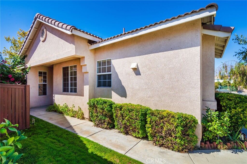 Property Photo: 736 Camino De Oro CA 92543