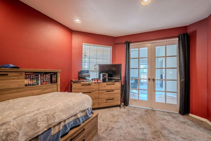 Property Photo: 1071 Castlewood Drive OR 97504