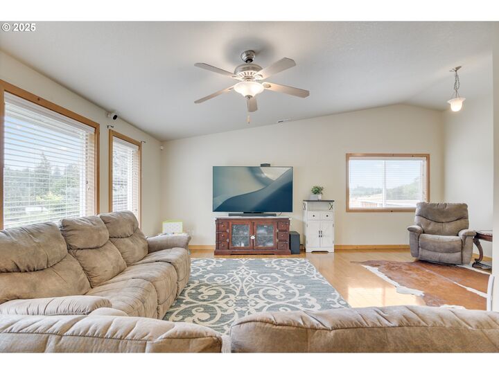 Property Photo:  32698 Berry Hill Ln  OR 97051 