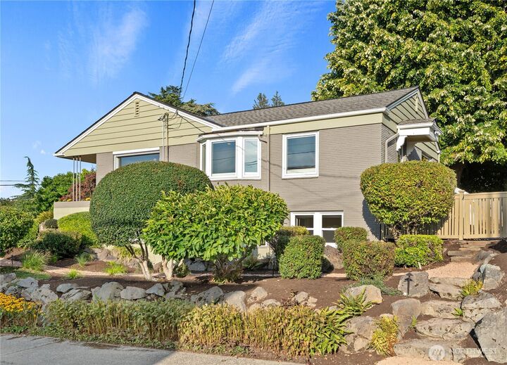 Property Photo:  5625 SW Hanford Street  WA 98116 