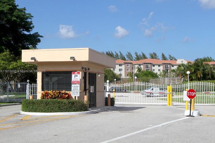 Property Photo:  500 Executive Center Dr 3E  FL 33401 