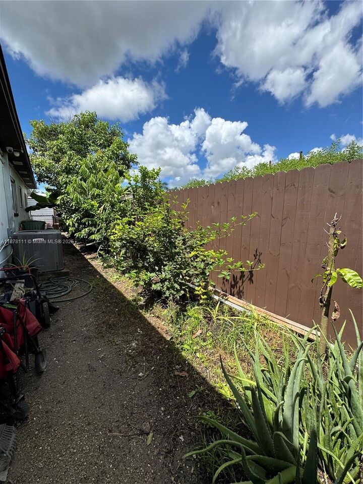Property Photo:  716 SW 11th Ave  FL 33030 