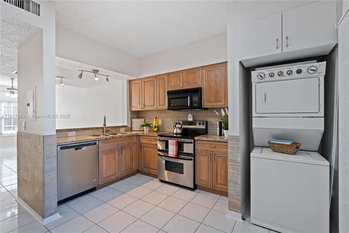 Property Photo:  16675 Hemingway Dr 16675  FL 33326 