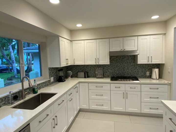 Property Photo: 1438 Harrison St FL 33020