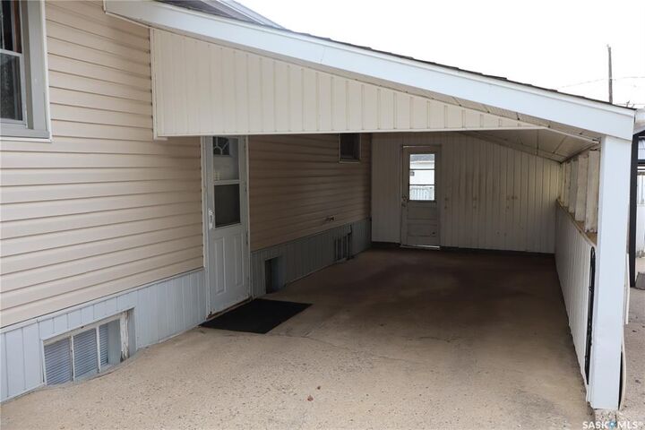 Property Photo:  505 2nd Avenue E  SK S0H 0B0 