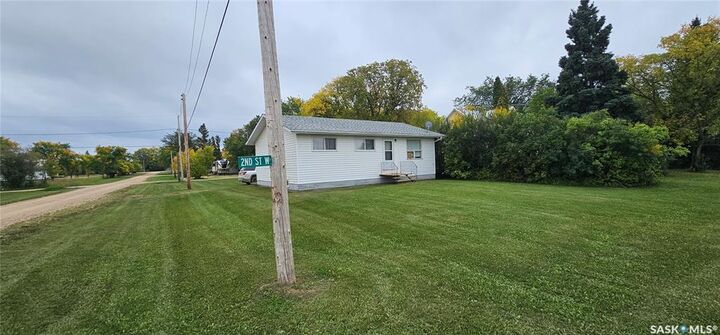 Property Photo:  65 2nd Street W  SK S0E 1V0 