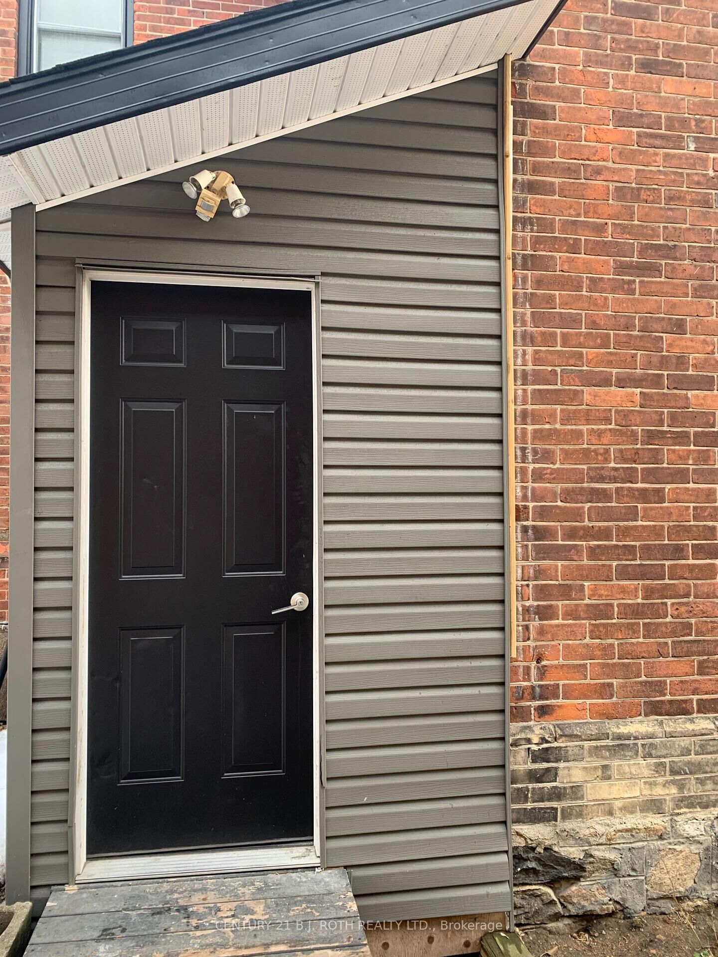 Property Photo:  172 Dunlop Street W  ON L4N 1B3 