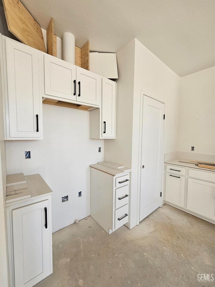 Property Photo: 7012 Travata Court CA 93314