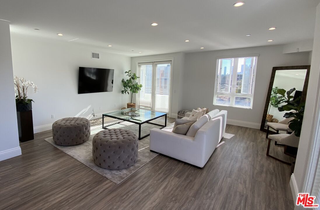 Property Photo:  8700 Chalmers Dr  CA 90035 