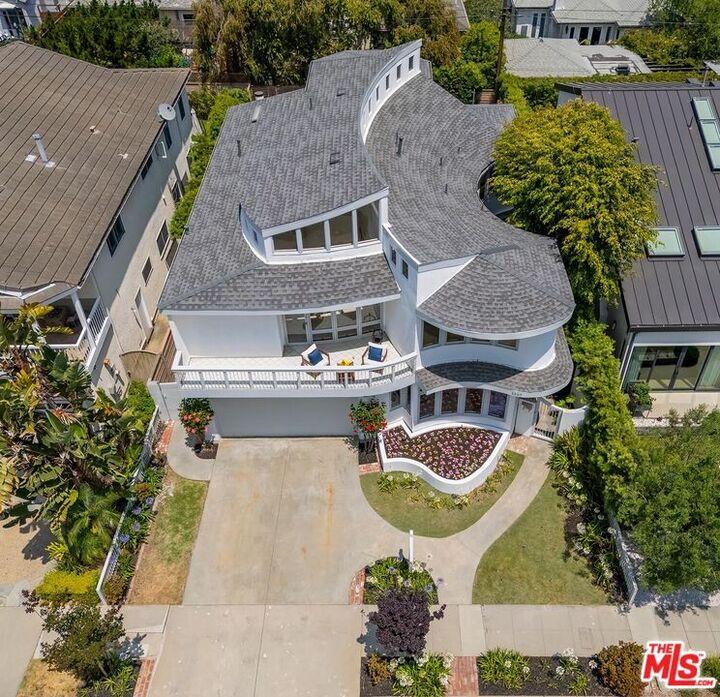 Property Photo:  1307 Ozone Ave  CA 90405