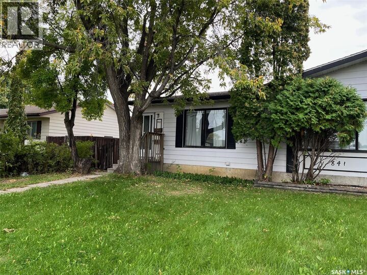 Property Photo:  843 7th Street E  SK S6V 6T3 
