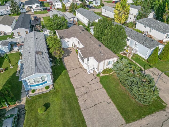 Property Photo:  654 Brentwood Village  MB R7B 4C3 