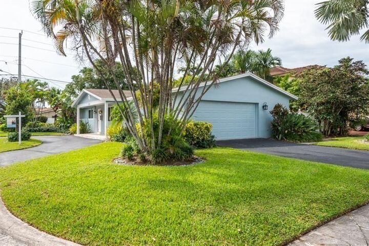 Property Photo: 818 N 12th Ave FL 33019