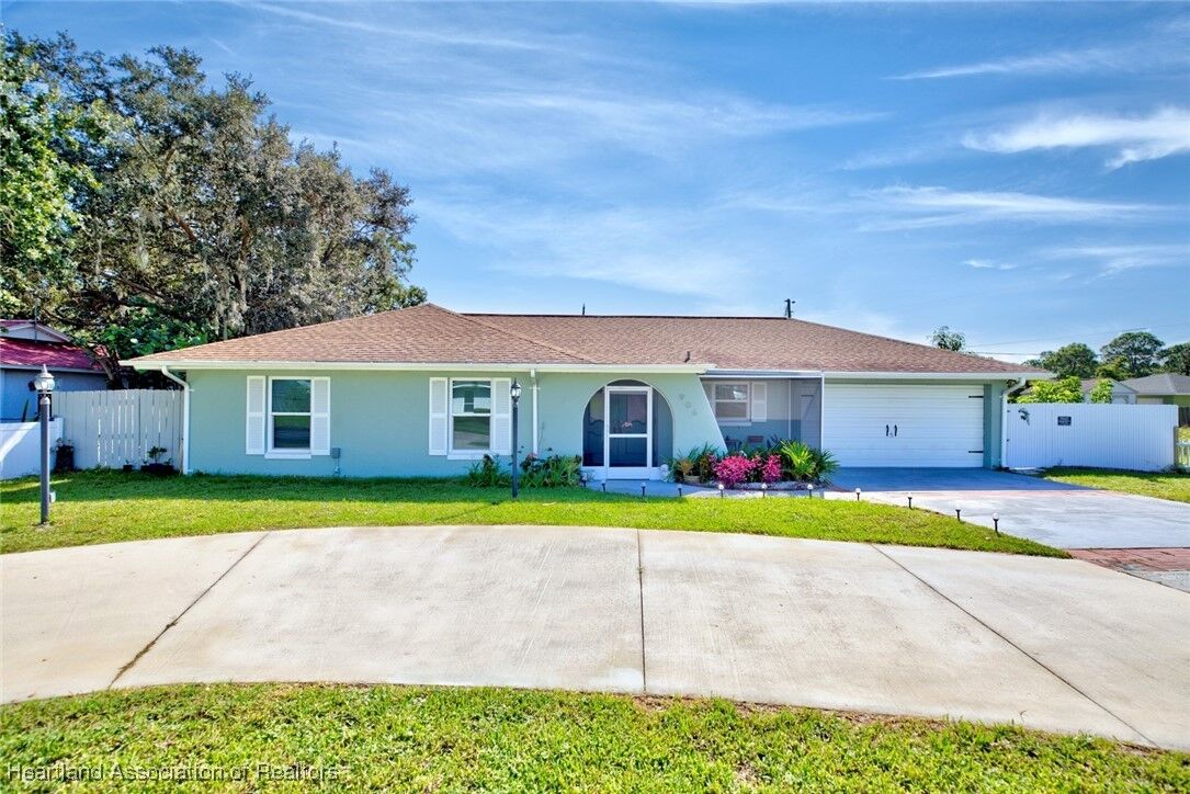 Property Photo:  906 Corvette Avenue  FL 33872 