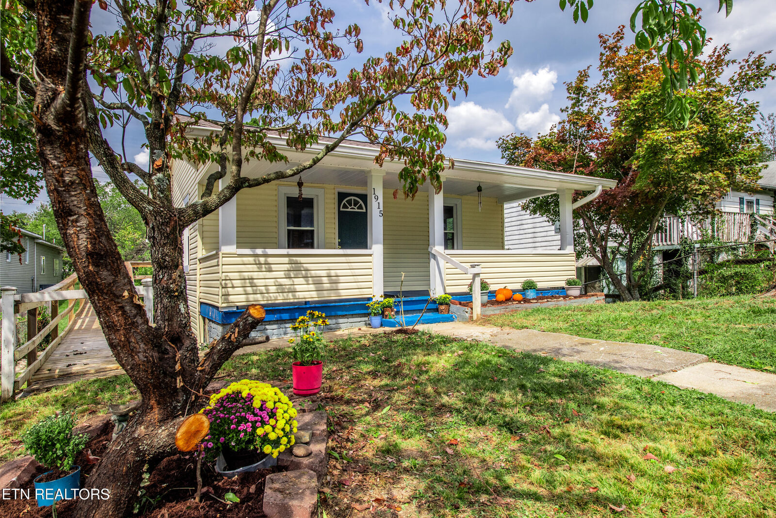 Property Photo: 1915 McCroskey Ave TN 37917