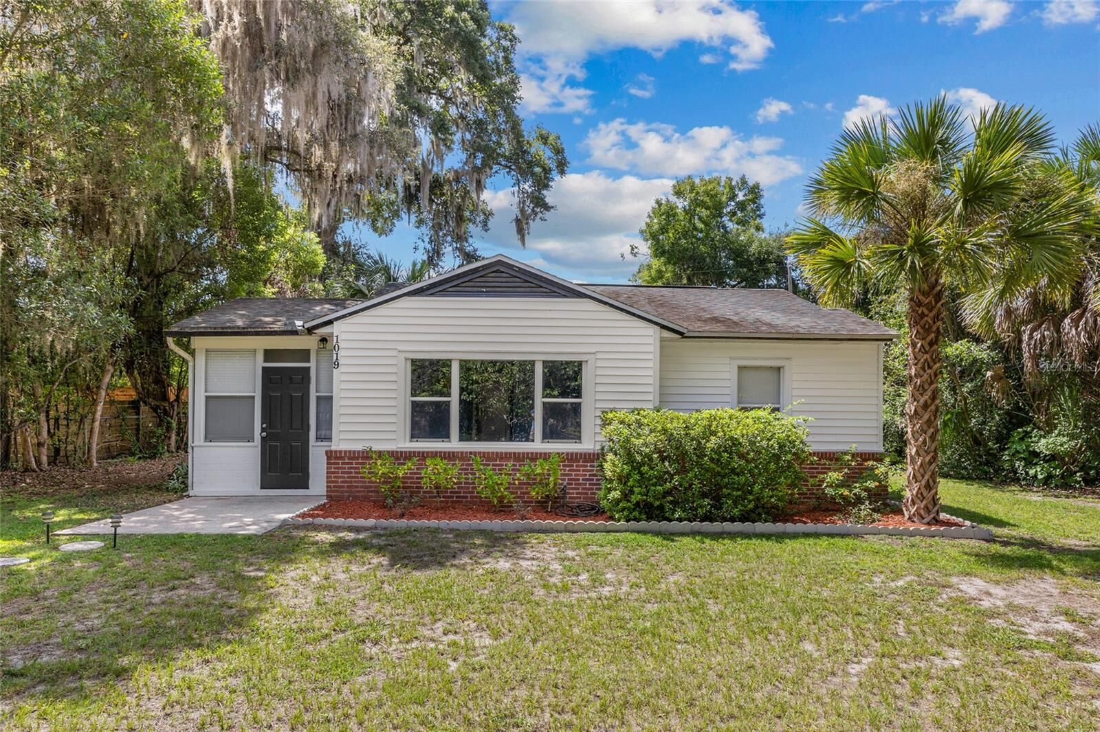 Property Photo: 1019 NW 24th Avenue FL 32609