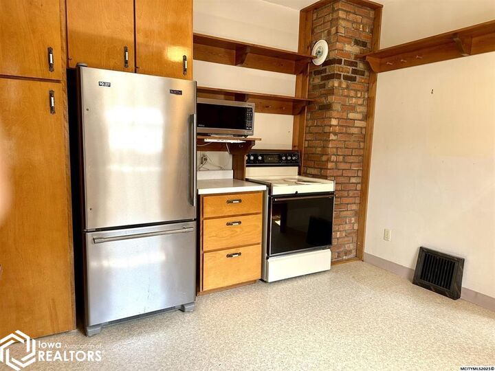 Property Photo:  204 11th Street N  IA 50459 