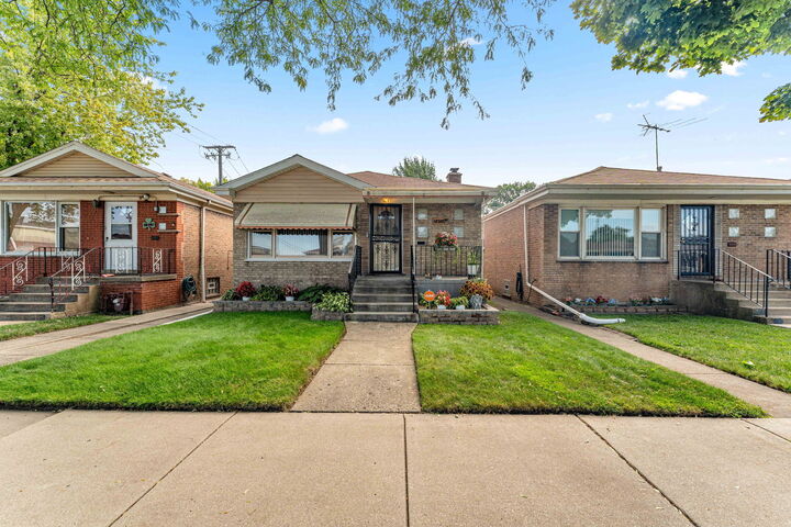10305 S Avenue O Avenue  Chicago IL 60617 photo
